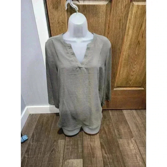 Maurices Relaxed Fit Green Blouse Size Medium Roll Sleeve Lightweight - Picture 1 of 6